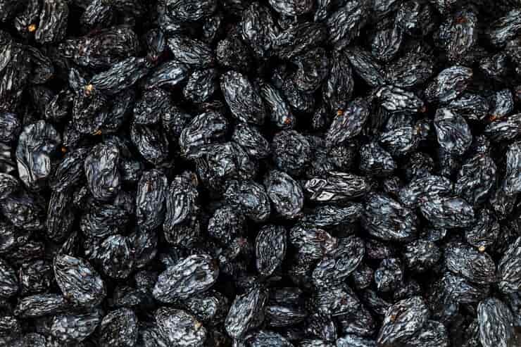black-raisin-texture-popular-dried-fruit-dried-grapes_94046-1591 (1)