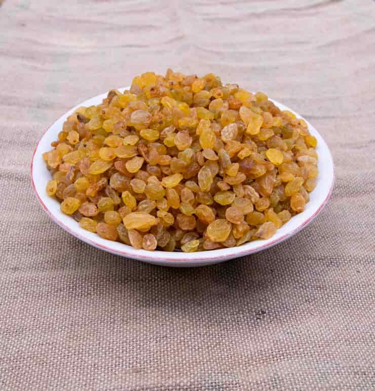 bowl-delicious-sweet-raisins-jute-fiber-fabric_656518-2664 (2)