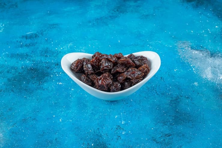 bowl-dried-plums-blue-surface_114579-41155 (1)