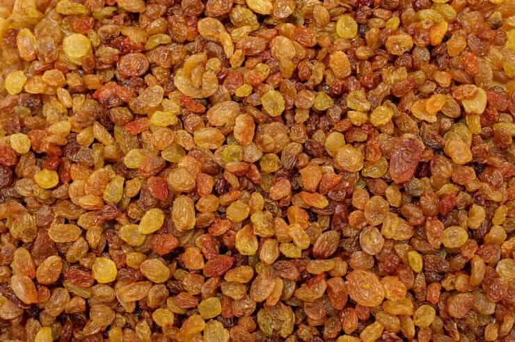dried-grapes-raisins-food-background_326533-690 (1)
