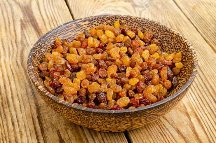 dried-grapes-raisins-wooden-bowl_115919-2384 (1)