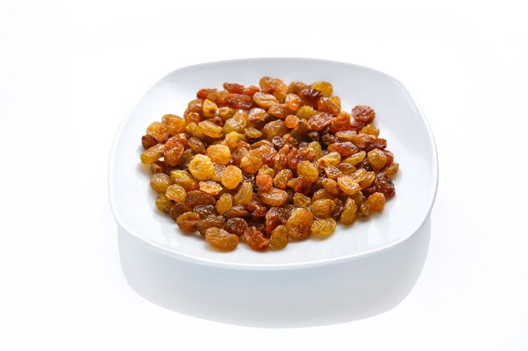 dried-sweet-golden-raisins-white-plate-isolate-white-surface_352212-252 (1)