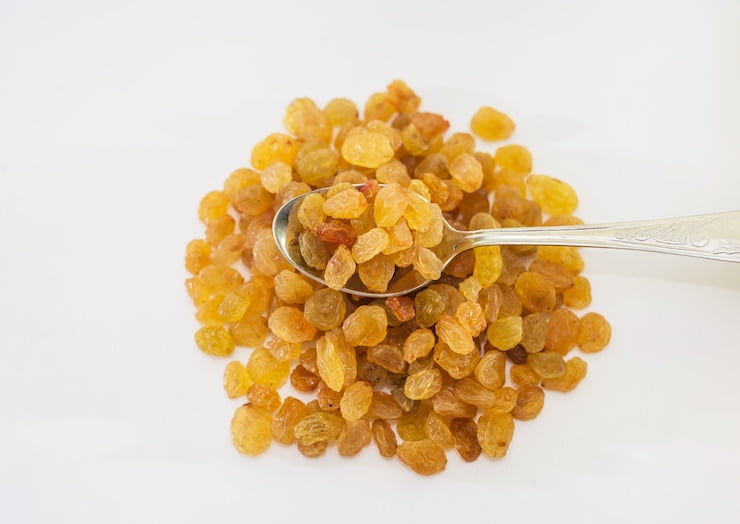 raisins-isolated-white-background-spoon-with-raisins_357889-192 (1)