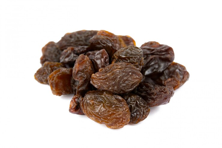 raisins-isolated-white-with-clipping-path_9635-3404